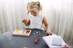 עיצוב הסלון מחדש: המוצרים החכמים שיובילו את השדרוג